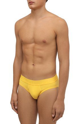 Мужские хлопковые брифы DOLCE & GABBANA желтого цвета по цене 4695 руб., арт. M3D10J/0UAIG | Фото 2 Мужские хлопковые брифы DOLCE & GABBANA желтого цвета, арт. M3D10J/0UAIG | Фото 2 (Материал внешний: Хлопок; Мужское Кросс-КТ: Трусы; Кросс-КТ: бельё)