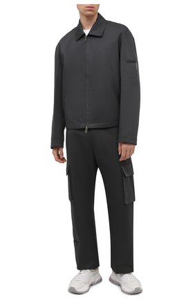 Мужская хлопковая куртка OFF-WHITE серого цвета по цене 87250 руб., арт. 0MEA296F21FAB001 | Фото 2 Мужская хлопковая куртка OFF-WHITE серого цвета, арт. 0MEA296F21FAB001 | Фото 2 (Материал внешний: Хлопок; Материал подклада: Хлопок; Кросс-КТ: Куртка, Ветровка; Длина (верхняя одежда): Короткие; Стили: Гранж; Рукава: Длинные)