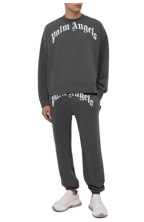 Мужские хлопковые джоггеры PALM ANGELS серого цвета по цене 37450 руб., арт. PMCH011F21FLE0021001 | Фото 2 Мужские хлопковые джоггеры PALM ANGELS серого цвета, арт. PMCH011F21FLE0021001 | Фото 2 (Материал внешний: Хлопок; Силуэт М (брюки): Джоггеры; Стили: Спорт-шик; Мужское Кросс-КТ: Брюки-трикотаж; Длина (брюки, джинсы): Стандартные)