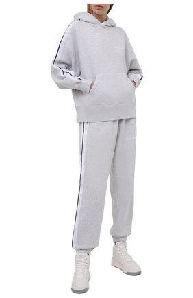 Женские хлопковые джоггеры PALM ANGELS светло-серого цвета по цене 42850 руб., арт. PWCH006F21FLE0010801 | Фото 2 Женские хлопковые джоггеры PALM ANGELS светло-серого цвета, арт. PWCH006F21FLE0010801 | Фото 2 (Материал внешний: Хлопок; Длина (брюки, джинсы): Стандартные; Стили: Спорт-шик; Женское Кросс-КТ: Джоггеры - брюки, Брюки-спорт; Силуэт Ж (брюки и джинсы): Джоггеры)