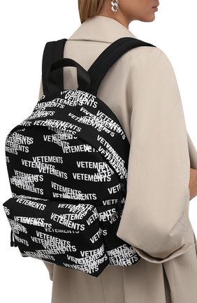 Женский рюкзак VETEMENTS черно-белого цвета по цене 113000 руб., арт. UA52BA700B 1302/W | Фото 2 Женский рюкзак VETEMENTS черно-белого цвета, арт. UA52BA700B 1302/W | Фото 2 (Материал: Текстиль; Размер: large; Стили: Спорт)