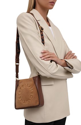 Женская сумка stella logo small STELLA MCCARTNEY светло-коричневого цвета по цене 51600 руб., арт. 700265/W8837 | Фото 2 Женская сумка stella logo small STELLA MCCARTNEY светло-коричневого цвета, арт. 700265/W8837 | Фото 2 (Ремень/цепочка: На ремешке; Материал: Текстиль; Размер: small; Сумки-технические: Сумки через плечо)