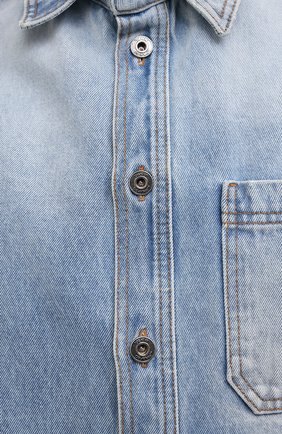 Мужская джинсовая рубашка OFF-WHITE голубого цвета, арт. 0MYD027F21DEN003 | Фото 5 (Манжеты: На пуговицах; Воротник: Кент; Рукава: Длинные; Кросс-КТ: Деним; Случай: Повседневный; Длина (для топов): Стандартные; Стили: Гранж; Принт: С принтом; Материал внешний: Хлопок, Деним)