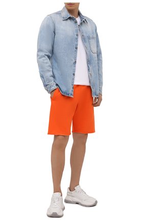 Мужские хлопковые шорты OFF-WHITE оранжевого цвета по цене 34150 руб., арт. 0MCI006F21FLE002 | Фото 2 Мужские хлопковые шорты OFF-WHITE оранжевого цвета, арт. 0MCI006F21FLE002 | Фото 2 (Материал внешний: Хлопок; Кросс-КТ: Трикотаж; Стили: Спорт-шик; Принт: Без принта; Длина Шорты М: До колена)
