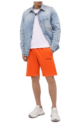 Мужская хлопковая футболка OFF-WHITE белого цвета по цене 24400 руб., арт. 0MAA038F21JER001 | Фото 2 Мужская хлопковая футболка OFF-WHITE белого цвета, арт. 0MAA038F21JER001 | Фото 2 (Материал внешний: Хлопок; Принт: С принтом; Рукава: Короткие; Длина (для топов): Удлиненные)