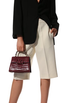 Женская сумка vsling small из кожи аллигатора VALENTINO бордового цвета по цене 1305000 руб., арт. WW2B0F53/XDE/AMIS | Фото 2 Женская сумка vsling small из кожи аллигатора VALENTINO бордового цвета, арт. WW2B0F53/XDE/AMIS | Фото 2 (Ремень/цепочка: На ремешке; Размер: small; Сумки-технические: Сумки top-handle, Сумки через плечо)