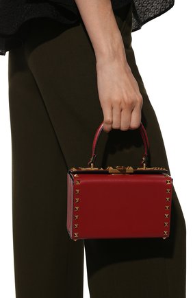 Женская сумка rockstud alcove VALENTINO красного цвета по цене 172000 руб., арт. WW2B0J73/WAX | Фото 2 Женская сумка rockstud alcove VALENTINO красного цвета, арт. WW2B0J73/WAX | Фото 2 (Материал: Натуральная кожа; Размер: small, mini; Сумки-технические: Сумки top-handle; Ремень/цепочка: На ремешке; Женское Кросс-КТ: Вечерняя сумка; Сумки: Сумки)