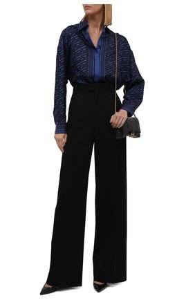 Женская шелковая рубашка VERSACE синего цвета по цене 94400 руб., арт. 1002489/1A01805 | Фото 2 Женская шелковая рубашка VERSACE синего цвета, арт. 1002489/1A01805 | Фото 2 (Рукава: Длинные; Длина (для топов): Удлиненные; Материал внешний: Шелк; Стили: Гламурный; Принт: С принтом; Женское Кросс-КТ: Рубашка-одежда)