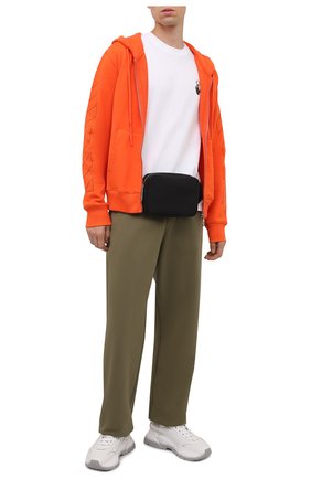 Мужской хлопковая толстовка OFF-WHITE оранжевого цвета по цене 44900 руб., арт. 0MBE001F21FLE002 | Фото 2 Мужской хлопковая толстовка OFF-WHITE оранжевого цвета, арт. 0MBE001F21FLE002 | Фото 2 (Материал внешний: Хлопок; Длина (для топов): Стандартные; Рукава: Длинные; Мужское Кросс-КТ: Толстовка-одежда; Стили: Гранж)