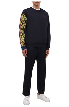 Мужской хлопковый свитшот VERSACE синего цвета по цене 66700 руб., арт. 1000529/1A00447 | Фото 2 Мужской хлопковый свитшот VERSACE синего цвета, арт. 1000529/1A00447 | Фото 2 (Материал внешний: Хлопок; Мужское Кросс-КТ: свитшот-одежда; Принт: С принтом; Стили: Спорт-шик; Длина (для топов): Стандартные; Рукава: Длинные)