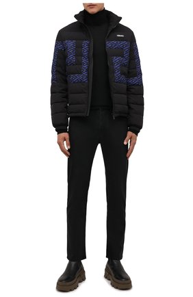 Мужская пуховая куртка VERSACE черного цвета по цене 145000 руб., арт. 1002677/1A01932 | Фото 2 Мужская пуховая куртка VERSACE черного цвета, арт. 1002677/1A01932 | Фото 2 (Рукава: Длинные; Материал внешний: Синтетический материал; Длина (верхняя одежда): Короткие; Материал подклада: Синтетический материал; Материал утеплителя: Пух и перо; Кросс-КТ: Куртка; Мужское Кросс-КТ: пуховик-короткий; Стили: Спорт-шик)