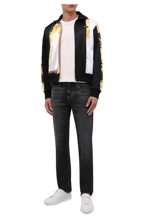 Мужской толстовка VERSACE черно-белого цвета по цене 124000 руб., арт. 1001033/1A00679 | Фото 2 Мужской толстовка VERSACE черно-белого цвета, арт. 1001033/1A00679 | Фото 2 (Материал внешний: Хлопок, Синтетический материал; Мужское Кросс-КТ: Толстовка-одежда; Стили: Спорт-шик; Длина (для топов): Стандартные; Рукава: Длинные)