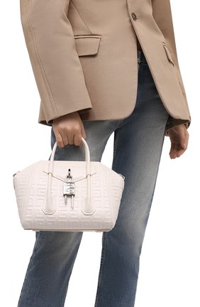 Женская сумка antigona lock mini GIVENCHY кремвого цвета по цене 151500 руб., арт. BB50J0B144 | Фото 2 Женская сумка antigona lock mini GIVENCHY кремвого цвета, арт. BB50J0B144 | Фото 2 (Материал: Натуральная кожа; Сумки-технические: Сумки top-handle; Размер: mini; Ошибки технического описания: Нет ширины; Ремень/цепочка: На ремешке)