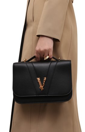 Женская сумка virtus medium VERSACE черного цвета по цене 135000 руб., арт. DBFG985/1A00845 | Фото 2 Женская сумка virtus medium VERSACE черного цвета, арт. DBFG985/1A00845 | Фото 2 (Размер: medium; Ремень/цепочка: На ремешке; Материал: Натуральная кожа; Сумки-технические: Сумки top-handle)
