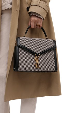 Женская сумка cassandra medium SAINT LAURENT черно-белого цвета по цене 164500 руб., арт. 623931/25E1W | Фото 2 Женская сумка cassandra medium SAINT LAURENT черно-белого цвета, арт. 623931/25E1W | Фото 2 (Ремень/цепочка: На ремешке; Материал: Натуральная кожа; Размер: medium; Сумки-технические: Сумки top-handle)