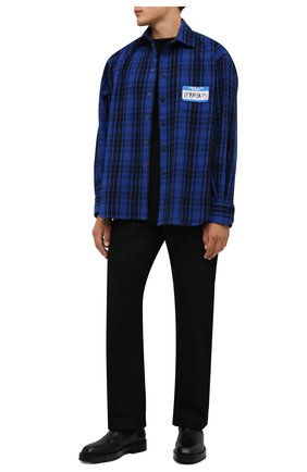 Мужская рубашка VETEMENTS синего цвета по цене 82200 руб., арт. UA52SH800B 1002/M | Фото 2 Мужская рубашка VETEMENTS синего цвета, арт. UA52SH800B 1002/M | Фото 2 (Материал внешний: Синтетический материал, Хлопок; Длина (для топов): Удлиненные; Рукава: Длинные; Случай: Повседневный; Принт: Клетка; Стили: Гранж; Манжеты: На пуговицах; Воротник: Кент)