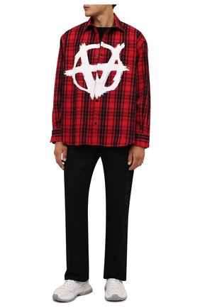 Мужская рубашка VETEMENTS красного цвета по цене 85750 руб., арт. UA52SH850R 1002/M | Фото 2 Мужская рубашка VETEMENTS красного цвета, арт. UA52SH850R 1002/M | Фото 2 (Длина (для топов): Стандартные; Материал внешний: Синтетический материал, Хлопок; Рукава: Длинные; Случай: Повседневный; Принт: Клетка; Стили: Гранж; Манжеты: На пуговицах; Воротник: Кент)