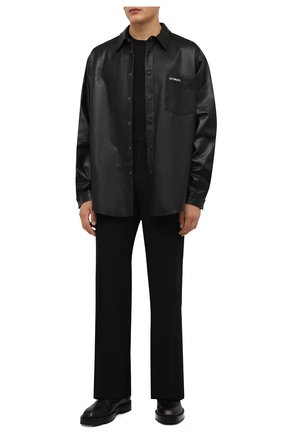 Мужская кожаная рубашка VETEMENTS черного цвета по цене 277000 руб., арт. UA52SH980B 2404/M | Фото 2 Мужская кожаная рубашка VETEMENTS черного цвета, арт. UA52SH980B 2404/M | Фото 2 (Длина (для топов): Стандартные; Рукава: Длинные; Случай: Повседневный; Принт: С принтом; Стили: Гранж; Манжеты: На кнопках; Воротник: Кент)