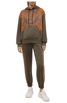 Женские джоггеры VERSACE хаки цвета по цене 66750 руб., арт. 1001568/1A01174 | Фото 2 Женские джоггеры VERSACE хаки цвета, арт. 1001568/1A01174 | Фото 2 (Длина (брюки, джинсы): Стандартные; Материал внешний: Синтетический материал, Хлопок; Женское Кросс-КТ: Джоггеры - брюки; Силуэт Ж (брюки и джинсы): Джоггеры; Стили: Спорт-шик)