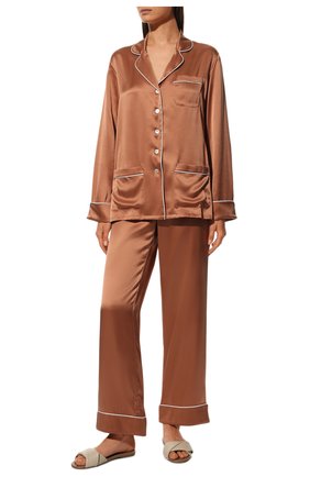 Женская шелковая пижама OLIVIA VON HALLE светло-коричневого цвета, арт. AW2114 | Фото 2 (Материал внешний: Шелк; Длина (для топов): Стандартные; Рукава: Длинные; Длина (брюки, джинсы): Стандартные; Длина Ж (юбки, платья, шорты): Мини)