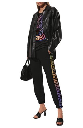 Женские хлопковые джоггеры VERSACE черного цвета по цене 56300 руб., арт. 1001566/1A01174 | Фото 2 Женские хлопковые джоггеры VERSACE черного цвета, арт. 1001566/1A01174 | Фото 2 (Материал внешний: Хлопок; Длина (брюки, джинсы): Стандартные; Женское Кросс-КТ: Джоггеры - брюки; Силуэт Ж (брюки и джинсы): Джоггеры; Стили: Спорт-шик)