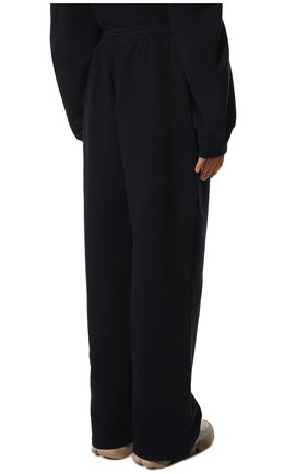 Женские хлопковые брюки BALENCIAGA темно-синего цвета, арт. 674594/TLV60 | Фото 4 (Длина (брюки, джинсы): Стандартные; Женское Кросс-КТ: Брюки-одежда; Региональные ограничения белый список (Axapta Mercury): RU; Материал внешний: Хлопок; Стили: Спорт-шик)