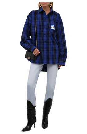 Женская рубашка из хлопка и вискозы VETEMENTS синего цвета по цене 82200 руб., арт. UA52SH800B 1002/W | Фото 2 Женская рубашка из хлопка и вискозы VETEMENTS синего цвета, арт. UA52SH800B 1002/W | Фото 2 (Рукава: Длинные; Длина (для топов): Удлиненные; Материал внешний: Хлопок, Синтетический материал; Стили: Спорт-шик; Принт: Клетка; Женское Кросс-КТ: Рубашка-одежда)