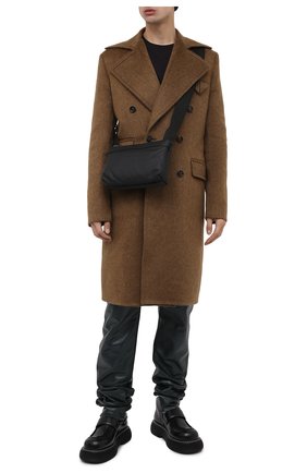 Мужская кожаная сумка classic pillow BOTTEGA VENETA черного цвета по цене 125500 руб., арт. 666548/V00Z6 | Фото 3 Мужская кожаная сумка classic pillow BOTTEGA VENETA черного цвета, арт. 666548/V00Z6 | Фото 3 (Размер: medium; Материал: Натуральная кожа; Стили: Классический; Ремень/цепочка: На ремешке)