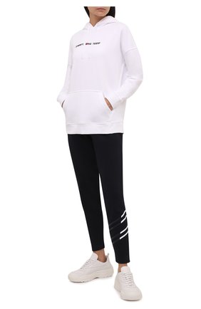 Женский хлопковое худи TOMMY HILFIGER белого цвета по цене 10990 руб., арт. S10S100980 | Фото 2 Женский хлопковое худи TOMMY HILFIGER белого цвета, арт. S10S100980 | Фото 2 (Материал внешний: Хлопок; Длина (для топов): Стандартные; Рукава: Длинные; Стили: Спорт-шик; Женское Кросс-КТ: Худи-спорт)