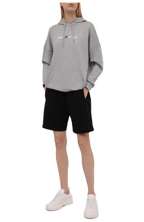 Женский хлопковое худи TOMMY HILFIGER серого цвета по цене 10990 руб., арт. S10S100980 | Фото 2 Женский хлопковое худи TOMMY HILFIGER серого цвета, арт. S10S100980 | Фото 2 (Длина (для топов): Стандартные; Рукава: Длинные; Материал внешний: Хлопок; Стили: Спорт-шик; Женское Кросс-КТ: Худи-спорт, Худи-одежда)
