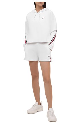 Женский хлопковое худи TOMMY HILFIGER белого цвета по цене 12990 руб., арт. S10S101030 | Фото 2 Женский хлопковое худи TOMMY HILFIGER белого цвета, арт. S10S101030 | Фото 2 (Материал внешний: Хлопок; Длина (для топов): Стандартные; Рукава: Длинные; Стили: Спорт-шик; Женское Кросс-КТ: Худи-одежда, Худи-спорт)