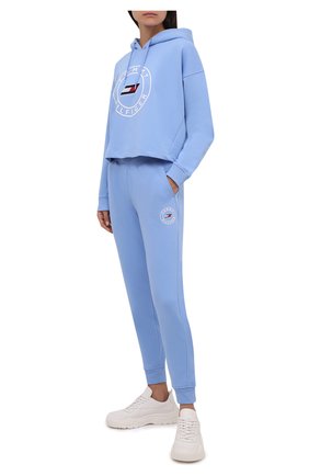 Женский хлопковое худи TOMMY HILFIGER голубого цвета по цене 12990 руб., арт. S10S101031 | Фото 2 Женский хлопковое худи TOMMY HILFIGER голубого цвета, арт. S10S101031 | Фото 2 (Длина (для топов): Стандартные; Материал внешний: Хлопок; Рукава: Длинные; Стили: Спорт-шик; Женское Кросс-КТ: Худи-одежда, Худи-спорт)