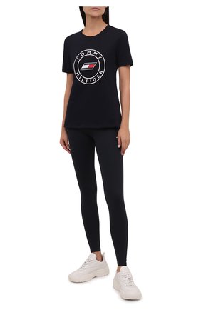 Женская хлопковая футболка TOMMY HILFIGER темно-синего цвета по цене 4990 руб., арт. S10S101046 | Фото 2 Женская хлопковая футболка TOMMY HILFIGER темно-синего цвета, арт. S10S101046 | Фото 2 (Рукава: Короткие; Материал внешний: Хлопок; Длина (для топов): Стандартные; Стили: Спорт-шик; Принт: С принтом; Женское Кросс-КТ: Футболка-одежда, Футболка-спорт)