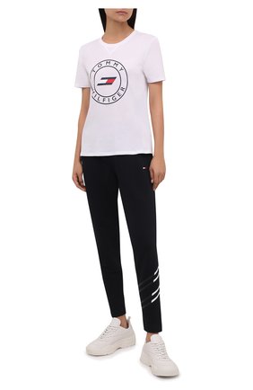 Женская хлопковая футболка TOMMY HILFIGER белого цвета по цене 4990 руб., арт. S10S101046 | Фото 2 Женская хлопковая футболка TOMMY HILFIGER белого цвета, арт. S10S101046 | Фото 2 (Рукава: Короткие; Материал внешний: Хлопок; Длина (для топов): Стандартные; Стили: Спорт-шик; Принт: С принтом; Женское Кросс-КТ: Футболка-одежда, Футболка-спорт)
