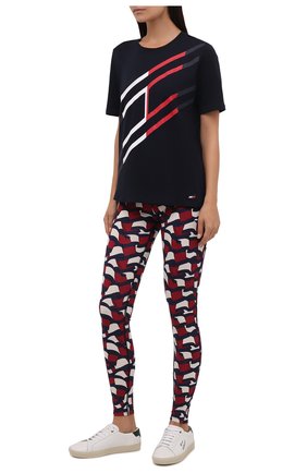 Женская хлопковая футболка TOMMY HILFIGER темно-синего цвета по цене 5990 руб., арт. S10S101051 | Фото 2 Женская хлопковая футболка TOMMY HILFIGER темно-синего цвета, арт. S10S101051 | Фото 2 (Материал внешний: Хлопок; Длина (для топов): Укороченные; Рукава: Короткие; Стили: Спорт-шик; Принт: С принтом; Женское Кросс-КТ: Футболка-одежда, Футболка-спорт)