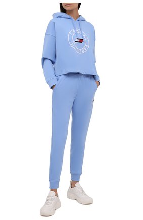 Женские хлопковые джоггеры TOMMY HILFIGER голубого цвета по цене 10990 руб., арт. S10S101088 | Фото 2 Женские хлопковые джоггеры TOMMY HILFIGER голубого цвета, арт. S10S101088 | Фото 2 (Длина (брюки, джинсы): Стандартные; Материал внешний: Хлопок; Стили: Спорт-шик; Женское Кросс-КТ: Джоггеры - брюки, Брюки-спорт; Силуэт Ж (брюки и джинсы): Джоггеры)