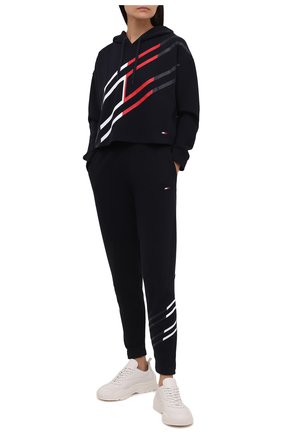 Женский хлопковое худи TOMMY HILFIGER темно-синего цвета по цене 10990 руб., арт. S10S101161 | Фото 2 Женский хлопковое худи TOMMY HILFIGER темно-синего цвета, арт. S10S101161 | Фото 2 (Длина (для топов): Стандартные; Материал внешний: Хлопок; Рукава: Длинные; Стили: Спорт-шик; Женское Кросс-КТ: Худи-одежда)