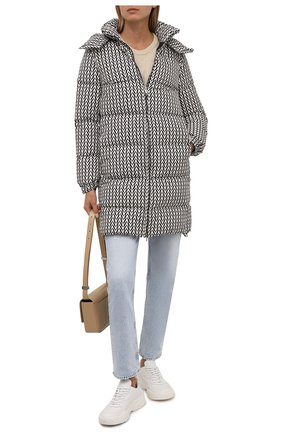 Женский пуховик VALENTINO черно-белого цвета по цене 250500 руб., арт. WB3CN0216NW | Фото 2 Женский пуховик VALENTINO черно-белого цвета, арт. WB3CN0216NW | Фото 2 (Рукава: Длинные; Материал утеплителя: Пух и перо; Материал подклада: Синтетический материал; Материал внешний: Синтетический материал; Длина (верхняя одежда): До середины бедра; Стили: Кэжуэл; Кросс-КТ: Пуховик)