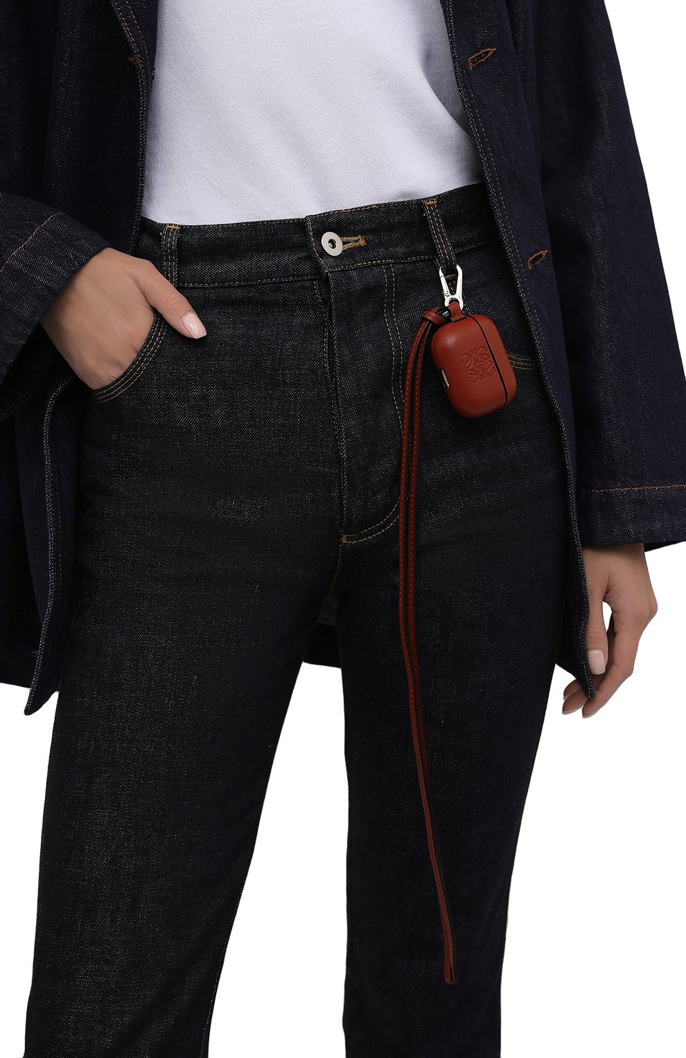 Кожаный чехол для airpods pro LOEWE коричневого цвета по цене 35550 руб., арт. C500036X01 | Фото 6 Кожаный чехол для airpods pro LOEWE коричневого цвета, арт. C500036X01 | Фото 6 (Материал: Натуральная кожа; Женское Кросс-КТ: Кожа AirPods)