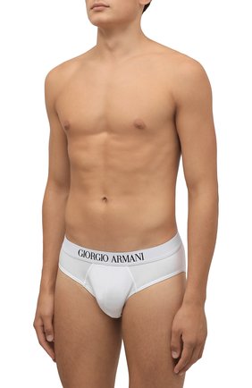 Мужские комплект из двух брифов GIORGIO ARMANI белого цвета по цене 10800 руб., арт. 100109/CC813 | Фото 2 Мужские комплект из двух брифов GIORGIO ARMANI белого цвета, арт. 100109/CC813 | Фото 2 (Материал внешний: Хлопок, Лиоцелл, Растительное волокно; Мужское Кросс-КТ: Трусы; Кросс-КТ: бельё)