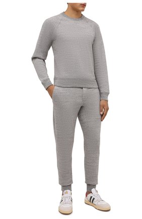 Мужской хлопковый свитшот TOM FORD светло-серого цвета по цене 85250 руб., арт. BY292/TFJ237 | Фото 2 Мужской хлопковый свитшот TOM FORD светло-серого цвета, арт. BY292/TFJ237 | Фото 2 (Материал внешний: Хлопок; Рукава: Длинные; Длина (для топов): Стандартные; Мужское Кросс-КТ: свитшот-одежда; Принт: Без принта; Стили: Кэжуэл)