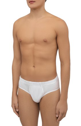 Мужские хлопковые брифы ERMENEGILDO ZEGNA белого цвета по цене 3640 руб., арт. N2L610070 | Фото 2 Мужские хлопковые брифы ERMENEGILDO ZEGNA белого цвета, арт. N2L610070 | Фото 2 (Материал внешний: Хлопок; Кросс-КТ: бельё; Мужское Кросс-КТ: Трусы)