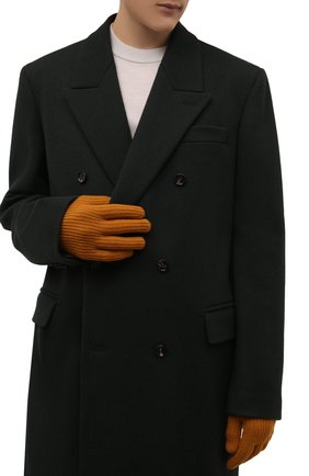 Мужские шерстяные перчатки KENZO светло-коричневого цвета, арт. FB68GM131KFB | Фото 2 (Материал: Шерсть, Текстиль; Кросс-КТ: Трикотаж)