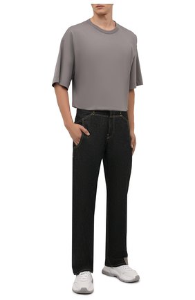 Мужская хлопковая футболка DRIES VAN NOTEN серого цвета по цене 13800 руб., арт. 212-021165-3600 | Фото 2 Мужская хлопковая футболка DRIES VAN NOTEN серого цвета, арт. 212-021165-3600 | Фото 2 (Материал внешний: Хлопок; Длина (для топов): Удлиненные; Рукава: Короткие; Принт: Без принта; Стили: Кэжуэл)