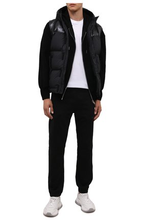 Мужские хлопковые джоггеры MONCLER черного цвета по цене 51700 руб., арт. G2-091-8H000-04-899FL | Фото 2 Мужские хлопковые джоггеры MONCLER черного цвета, арт. G2-091-8H000-04-899FL | Фото 2 (Материал внешний: Хлопок; Длина (брюки, джинсы): Стандартные; Силуэт М (брюки): Джоггеры; Мужское Кросс-КТ: Брюки-трикотаж; Стили: Спорт-шик)