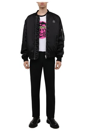 Мужская хлопковая футболка VERSACE белого цвета по цене 33600 руб., арт. 1002464/1A01797 | Фото 2 Мужская хлопковая футболка VERSACE белого цвета, арт. 1002464/1A01797 | Фото 2 (Материал внешний: Хлопок; Принт: С принтом; Длина (для топов): Стандартные; Рукава: Короткие; Стили: Гранж)