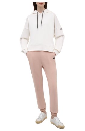 Женский хлопковое худи MONCLER белого цвета по цене 43000 руб., арт. G2-093-8G000-29-809LC | Фото 2 Женский хлопковое худи MONCLER белого цвета, арт. G2-093-8G000-29-809LC | Фото 2 (Материал внешний: Хлопок; Стили: Спорт-шик; Женское Кросс-КТ: Худи-одежда, Худи-спорт; Длина (для топов): Стандартные; Рукава: Длинные)