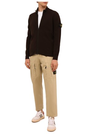 Мужской шерстяной кардиган STONE ISLAND темно-коричневого цвета по цене 32150 руб., арт. 7515519A1 | Фото 2 Мужской шерстяной кардиган STONE ISLAND темно-коричневого цвета, арт. 7515519A1 | Фото 2 (Материал внешний: Шерсть; Длина (для топов): Стандартные; Рукава: Длинные; Мужское Кросс-КТ: Кардиган-одежда; Стили: Кэжуэл)