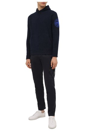 Мужской шерстяное худи STONE ISLAND темно-синего цвета по цене 41900 руб., арт. 7515513B7 | Фото 2 Мужской шерстяное худи STONE ISLAND темно-синего цвета, арт. 7515513B7 | Фото 2 (Материал внешний: Шерсть; Мужское Кросс-КТ: Худи-одежда; Стили: Кэжуэл; Принт: Без принта; Рукава: Длинные; Длина (для топов): Стандартные)
