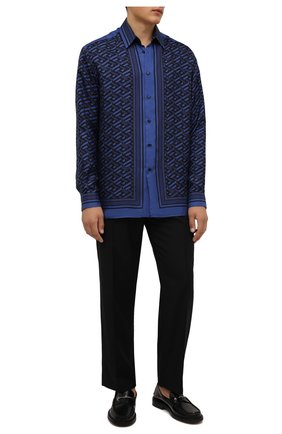Мужская шелковая рубашка VERSACE синего цвета по цене 95350 руб., арт. A84050/1A01613 | Фото 2 Мужская шелковая рубашка VERSACE синего цвета, арт. A84050/1A01613 | Фото 2 (Рукава: Длинные; Длина (для топов): Стандартные; Материал внешний: Шелк; Случай: Повседневный; Принт: С принтом; Рубашки М: Classic Fit; Манжеты: На пуговицах; Воротник: Кент; Стили: Гламурный)